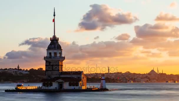 Timelapse de Maiden Tower o Kiz Kulesi con barcos turísticos flotantes en el Bósforo en Estambul al atardecer — Vídeos de Stock