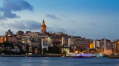 Gün gece timelapse Galata Kulesi ve boğaz içinde yüzen turist tekneleri ile Istanbul cityscape in için