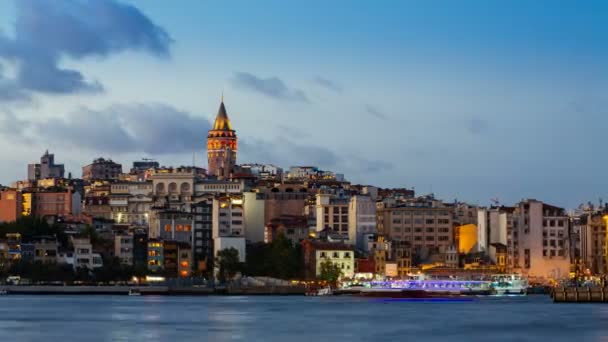 Dag naar nacht timelapse van Istanbul stadsgezicht met Galata Tower en zwevende toeristische boten in de zaak Bosphorus — Stockvideo