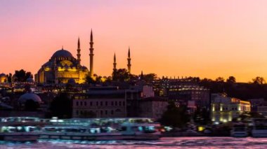 Turist gemileri boğaz geceleri yüzen ile Süleymaniye Camii ile Istanbul cityscape görünümünü Timelapse