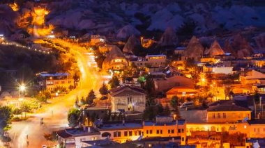 Pan timelapse Goreme Köyü Türkiye'de gece Kapadokya güzel gökyüzü ile görünümünü