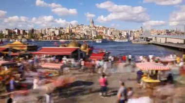 Famoust turistik yer Istanbul'da Galata Kulesi manzaralı ve boğaz çevresinde yürüyüş insanların Timelapse