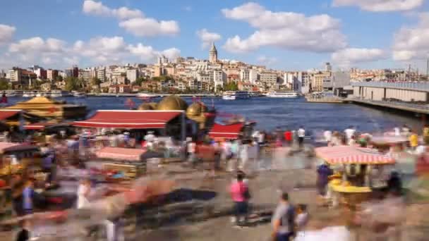 Timelapse av människor gå runt kända turist plats i Istanbul med och Galatatornet utsikt över Bosporen — Stockvideo