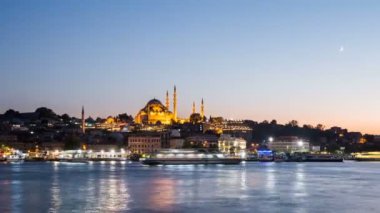 Pan Timelapse görünümünü Istanbul cityscape turist ile Süleymaniye Camii ile boğaz geceleri yüzen gemi
