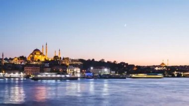 Turist gemileri boğaz geceleri yüzen ile Süleymaniye Camii ile Istanbul cityscape görünümünü Timelapse uzaklaştır