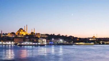 Turist gemileri boğaz geceleri yüzen ile Süleymaniye Camii ile Istanbul cityscape görünümünü Timelapse uzaklaştır