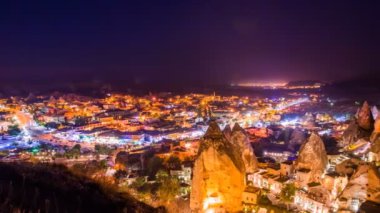 Pan Timelapse görünümü Köyü Göreme Kapadokya gece Türkiye'de
