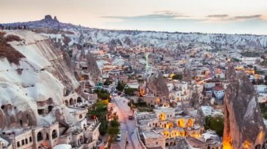 Pan Timelapse Goreme köyde Kapadokya'da akşam saat Türkiye'de görünümünü