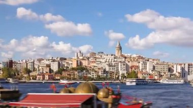 Famoust turistik yer Istanbul'da Galata Kulesi manzaralı ve boğaz çevresinde yürüyüş insanların timelapse uzaklaştır