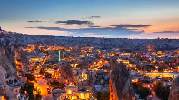 Pan-Zeitraffer-Ansicht von Goreme Dorf in Kappadokien bei Nacht in der Türkei — Stockvideo