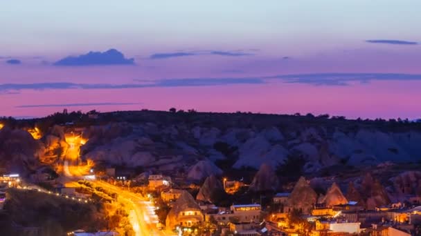 Zoom out Timelapse vista del villaggio di Goreme con bel cielo in Cappadocia di notte in Turchia — Video Stock