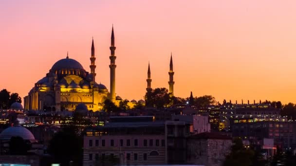Turist gemileri Boğaz'ın Istanbul'da, geceleri yüzen ile Süleymaniye Camii Timelapse görünümünü zoom — Stok video