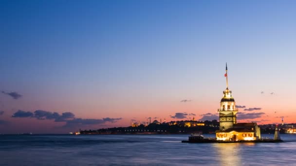 Pan tiro timelapse de Maiden Tower ou Kiz Kulesi com barcos turísticos flutuantes no Bósforo em Istambul à noite — Vídeo de Stock