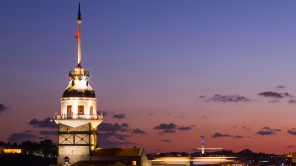 Zooma ut timelapse av Maiden Tower eller Kiz Kulesi med flytande turistbåtar på Bosporen i Istanbul på natten — Stockvideo