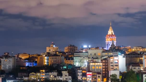 팬 샷 timelapse 갈라타 타워와 보스포러스 해협에 떠 있는 관광 보트 아름 다운 이스탄불 도시의 — 비디오