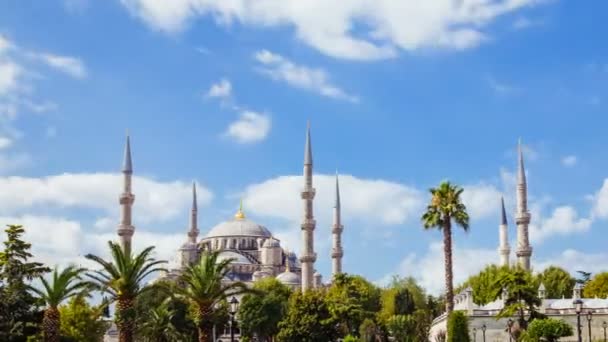 Pan tiro timelapse de A Mesquita Azul ou Sultanahmet ao ar livre na cidade de Istambul, na Turquia — Vídeo de Stock