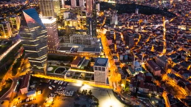 Panela tiro timelapse vista para o telhado da paisagem urbana de Istambul e distrito de negócios à noite — Vídeo de Stock