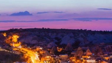 Pan timelapse görünümü ile güzel gök Kapadokya Göreme Köyü gece Türkiye'de vurdu
