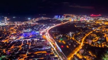 Pan Timelapse çatı görünümü Istanbul 'un trafik ışığı ile gece vurdu.