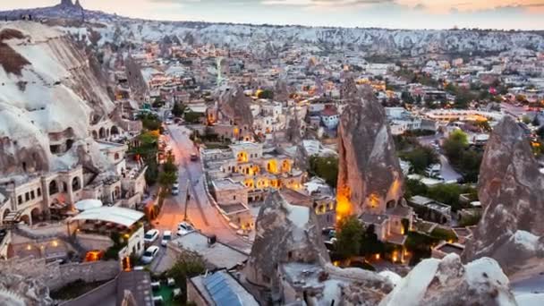 Zooma i Timelapse se byn Göreme i Kappadokien vid solnedgång i Turkiet — Stockvideo