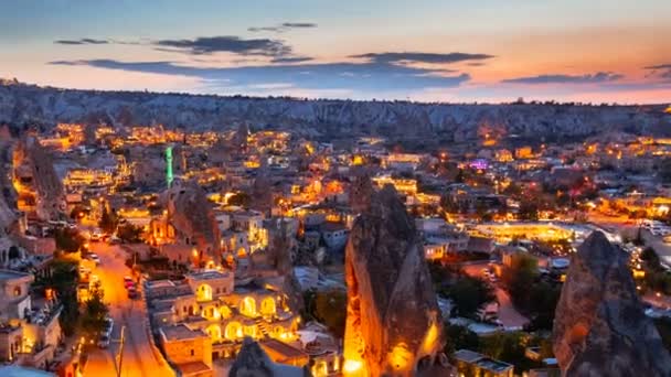 Zooma ut Timelapse Visa byn Göreme i Kappadokien på natten i Turkiet — Stockvideo