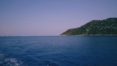 Akdeniz manzaralı sahil ve dağların üzerinden gemi yüzer