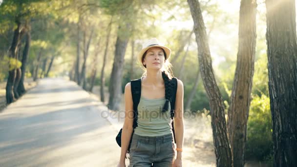 Attraente giovane ragazza turistica rinfrescante da acqua potabile dopo il viaggio backpacker — Video Stock