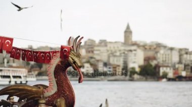 Istanbul, Türkiye - 23 Ağustos 2017: Galata Kulesi ve Istanbul cityscape ile boğaz içinde yüzen turist tekne