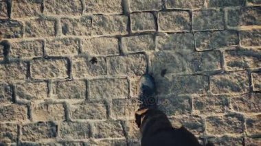 Üstten Görünüm Pov adamın tarihi antik kaldırıma yürürken Ayakkabı