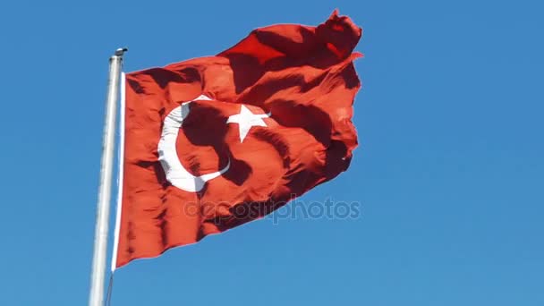 Rallentamento della bandiera turca sventola in cielo blu all'aperto — Video Stock