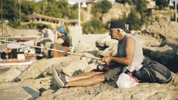 Αττάλεια, Τουρκία - 18 Αυγούστου 2017: Ψαρά στον παλιό Μαρίνα — Αρχείο Βίντεο