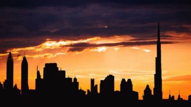 Sunset'teki UAE Dubai Timelapse cityscape siluet