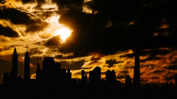 Timelapse van Dubai stadsgezicht silhouet op zonsondergang in Verenigde Arabische Emiraten — Stockvideo
