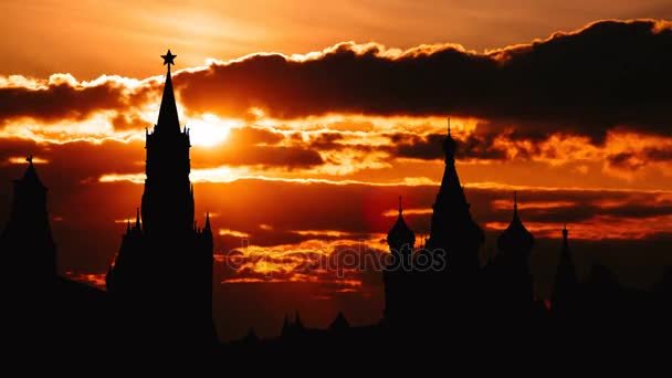 Timelapse wspaniały zachód słońca na Moskwie historyczne centrum placu Czerwonego i Kremla wieża sylwetka — Wideo stockowe