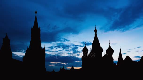 Timelapse de hermosa puesta de sol en el centro histórico de Moscú Plaza Roja y la silueta de la torre del Kremlin — Vídeo de stock