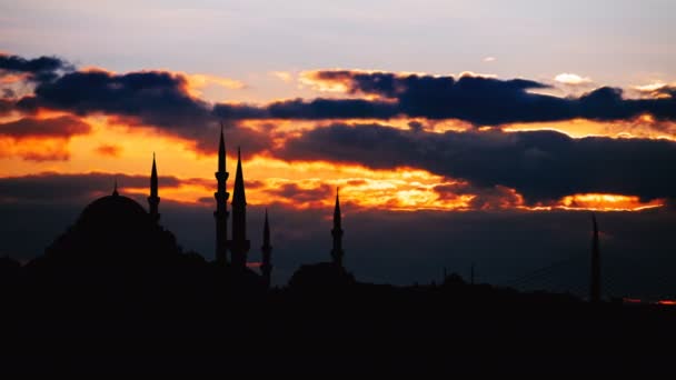 Vista em tempo real da paisagem urbana de Istambul com a famosa mesquita Suleymaniye ao pôr do sol — Vídeo de Stock