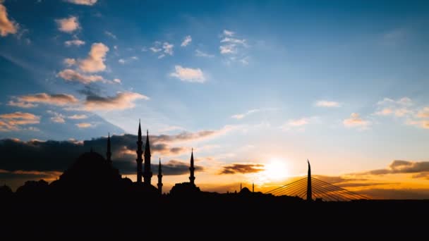 Timelapse uitzicht op Istanbul stadsgezicht met beroemde Suleymaniye moskee bij zonsondergang — Stockvideo