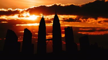 Malezya'da Kuala Lumpur Timelapse cityscape siluet günbatımı üzerinde