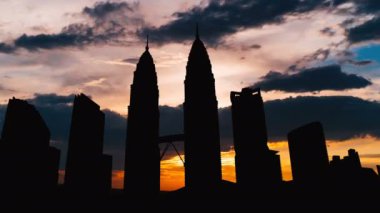 Malezya'da Kuala Lumpur Timelapse cityscape siluet günbatımı üzerinde