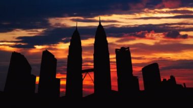 Malezya'da Kuala Lumpur Timelapse cityscape siluet günbatımı üzerinde