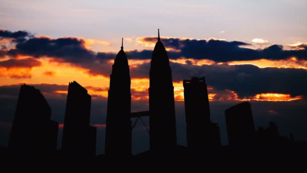 Timelapse van Kuala Lumpur stadsgezicht silhouet op zonsondergang in Maleisië — Stockvideo