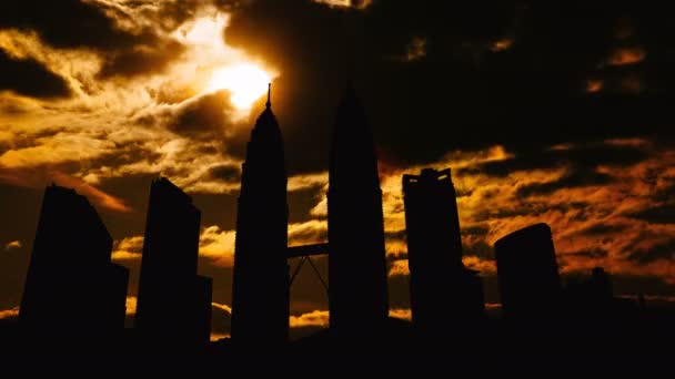 Timelapse de la silueta de paisaje urbano de Kuala Lumpur al atardecer en Malasia — Vídeo de stock