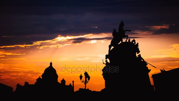 Timelapse de hermosa puesta de sol en el centro histórico de la ciudad de San Petersburgo, Rusia — Vídeo de stock