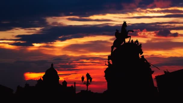 Timelapse de hermosa puesta de sol en el centro histórico de la ciudad de San Petersburgo, Rusia — Vídeo de stock