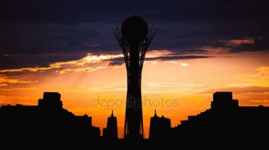Güzel gün batımı Kazakistan Astana sermaye siluet Bayterek kulede Timelapse