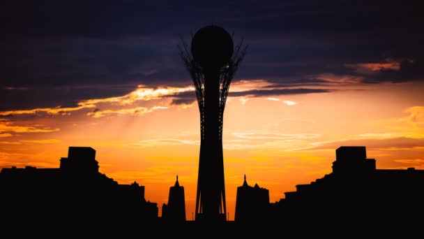 Timelapse van silhouet Bayterek toren in de hoofdstad Astana van Kazachstan op de prachtige zonsondergang — Stockvideo