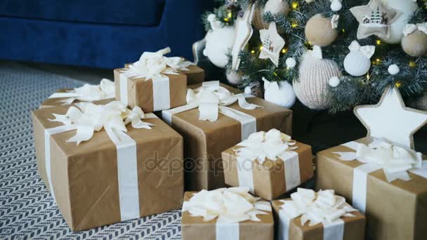 Pan tiro de árvore de Natal e decoração caixa de presente em casa — Vídeo de Stock