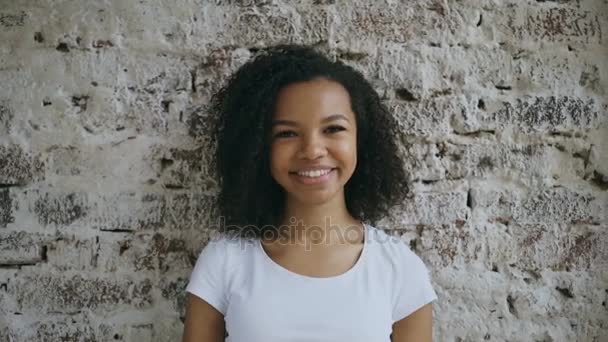 Portrait of curly african american girl present gift box and smiling into camera — Stock Video