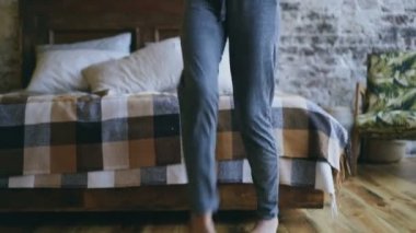 Neşeli Afrikalı Amerikan el teeanger kız iyi eğlenceler evde yatak dans