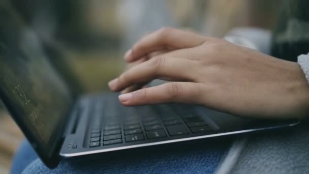 Primer plano de las manos de la mujer escribiendo en el ordenador portátil al aire libre — Vídeos de Stock